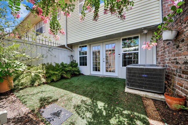 Building Photo - 6334 Chevy Chase Dr
