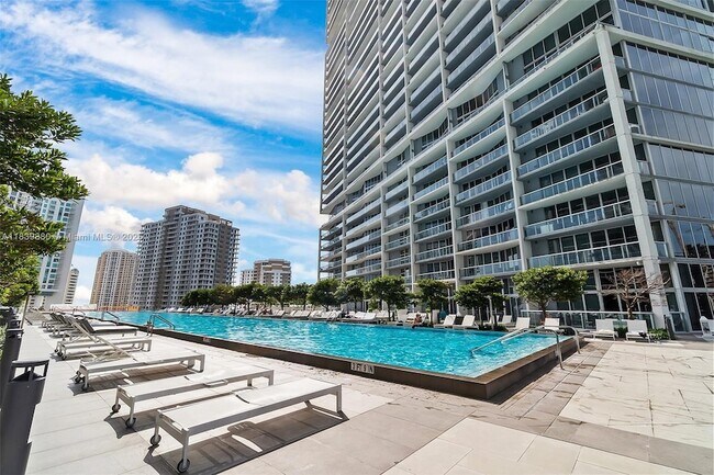 Building Photo - 495 Brickell Ave