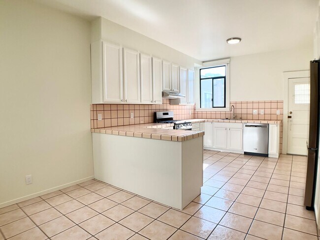 Building Photo - LARGE 2BR w/ Dining Room. PARKING AVAIL.! DISHWASHER! W/D IN-UNIT