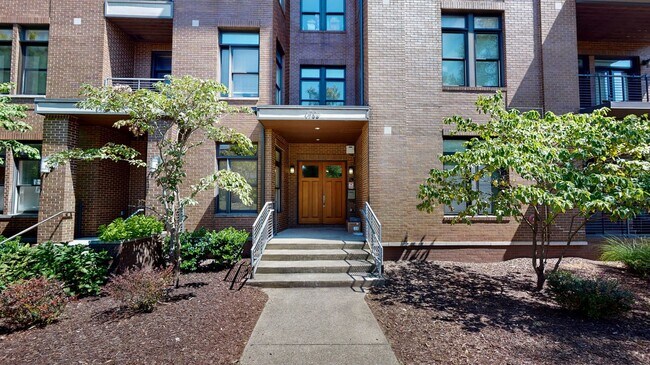 Building Photo - 1706 18th Ave S