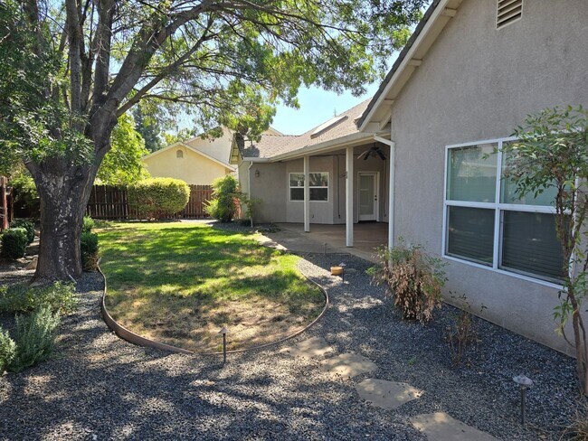 Building Photo - 105 Sterling Oaks Dr