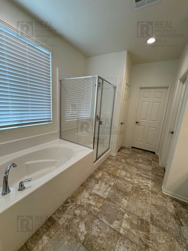 Building Photo - Single-Story Comfort & Style in Prime Heme...