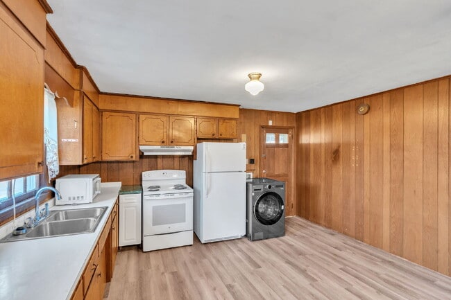 Building Photo - 107 Rosewood Cir