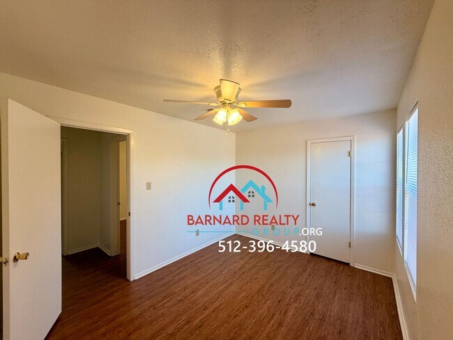 Building Photo - Available Now: 2 bed/1 bath duplex with car port