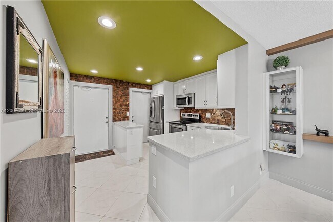 Building Photo - 470 Paradise Isle Blvd