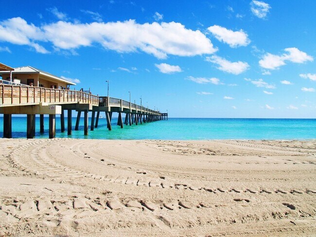 Building Photo - Meadowbrook Lakes View East Condominiums - Dania Beach