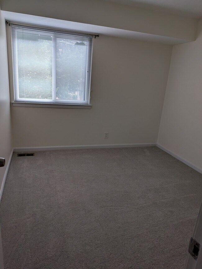 Building Photo - 2494 Glengyle Dr