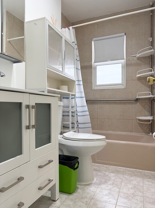 Building Photo - 107 Ebony St