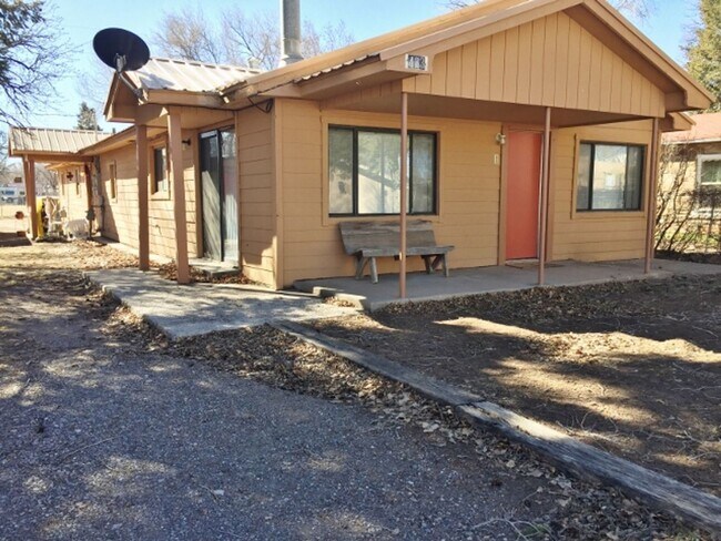 Primary Photo - 2 br, 1 bath House - 433 W Second St #1 (884)