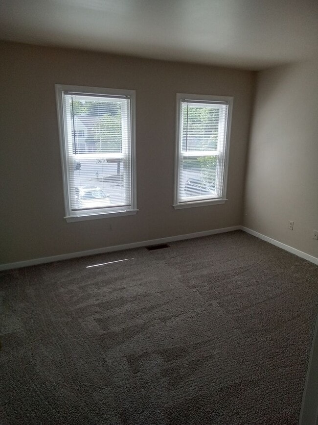 Building Photo - Super Cute END UNIT townhome located close...
