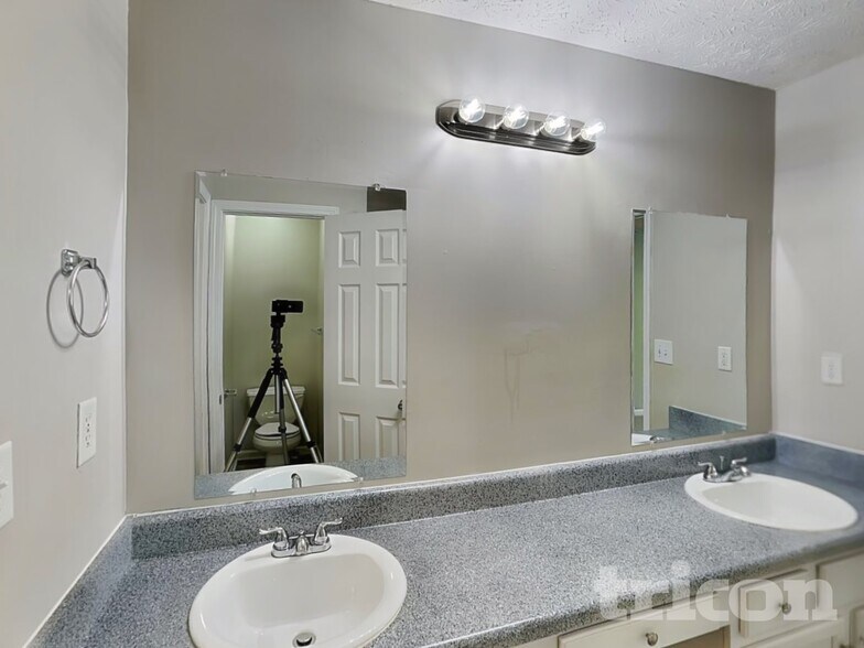 Building Photo - 103 Dumaine St