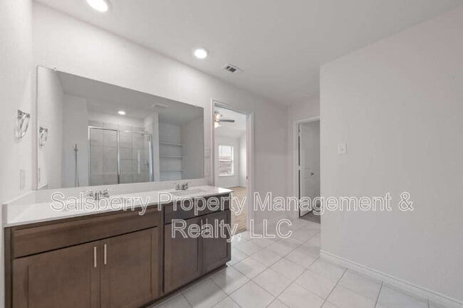 Building Photo - 503 Willow View Way