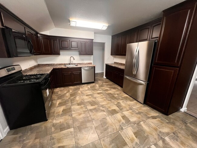 Building Photo - MARCH MOVE IN SPECIAL - $400 OFF First month's rent. Adorable single-story home that has been upd...