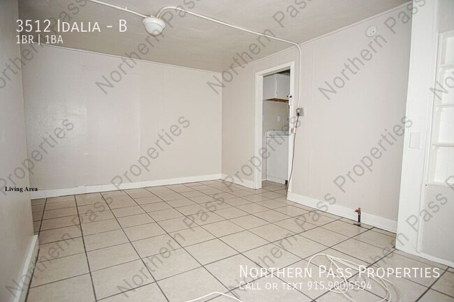 Building Photo - 1 BDR Duplex with Private Entrance!