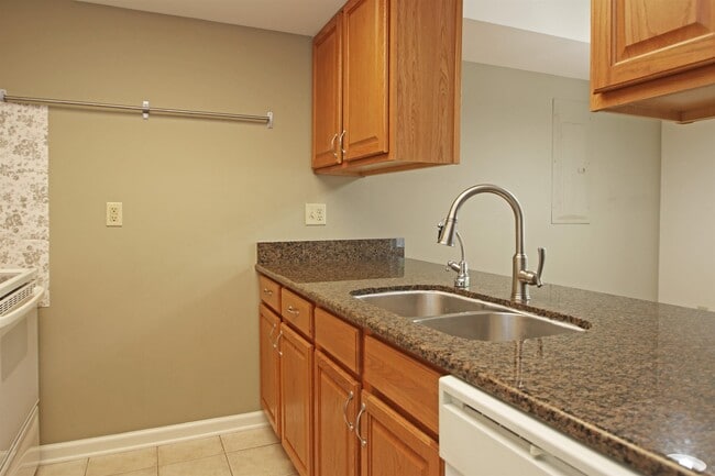 Building Photo - 2411 Avonlea Ln
