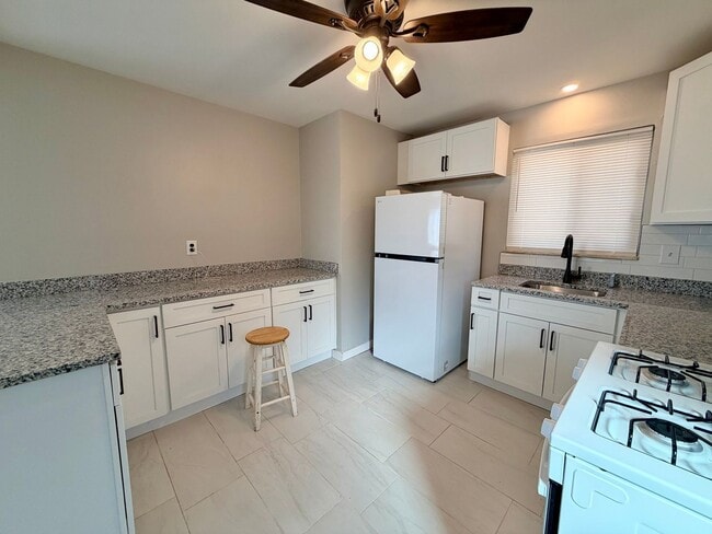 Building Photo - 630 Dornbush St