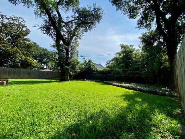 Building Photo - 1810 Mill Creek Dr