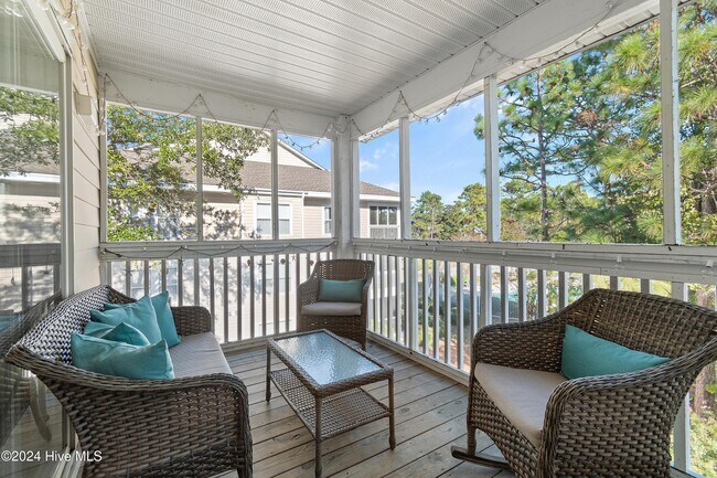 Building Photo - 3350 Club Villas Dr