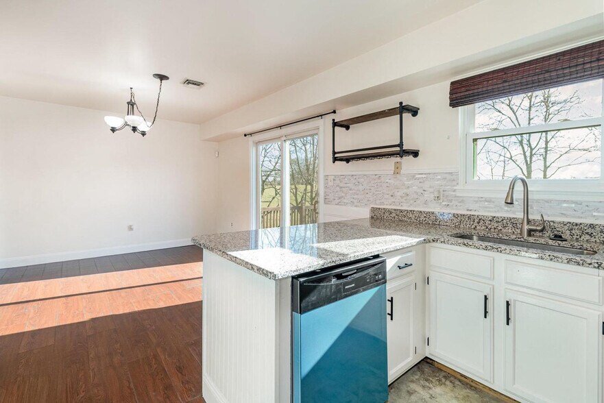 Building Photo - 6280 Spring Knoll Dr