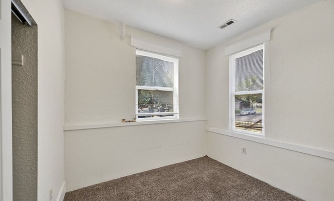 Building Photo - Charming half duplex in Sloane's Lake