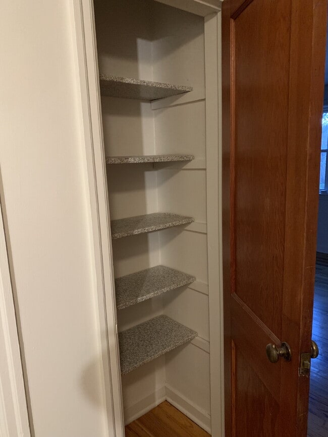 Building Photo - 2 Bedroom Duplex $1100/Month