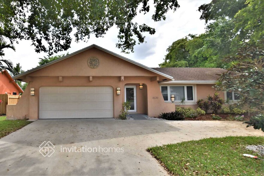 Primary Photo - 3520 SW 70th Ave