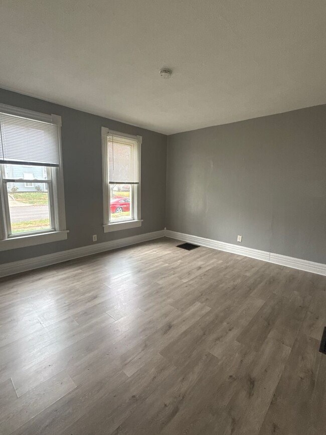 Building Photo - 26 E Main St