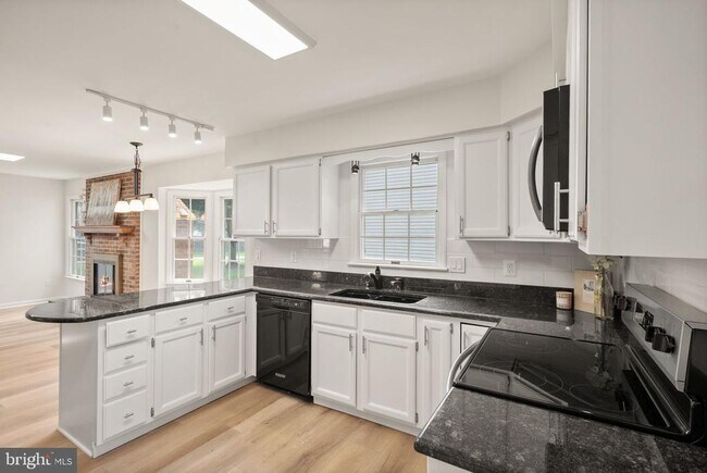 Building Photo - 13647 S Springs Dr