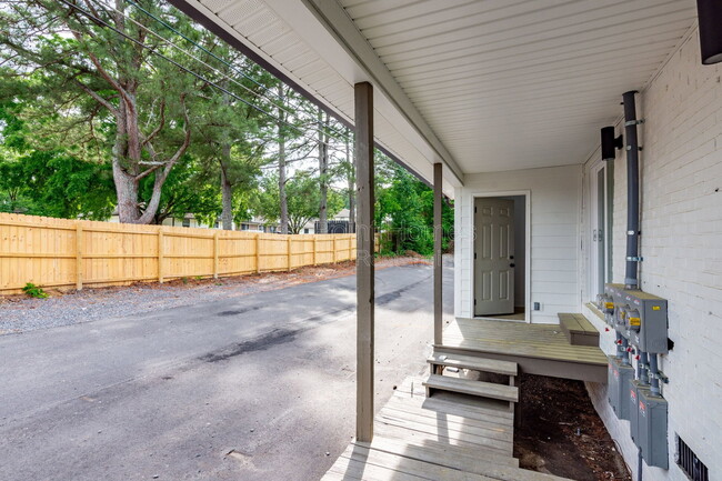 Building Photo - 400 Gallery Ln