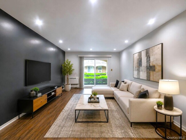 Building Photo - 13-15-15 Estates Ln