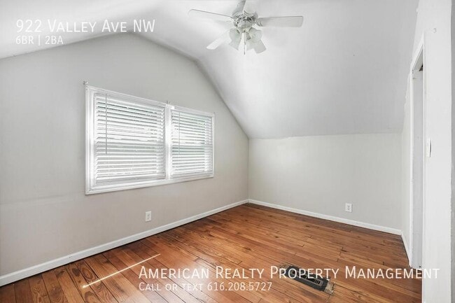 Building Photo - 922 Valley Ave NW