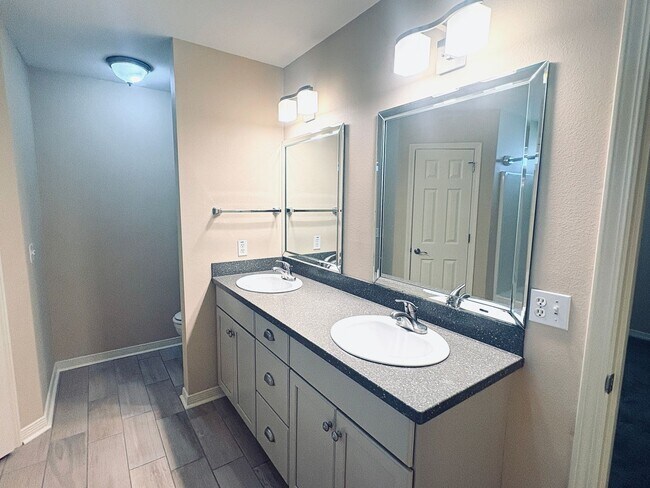 Building Photo - 10621 Creek Ridge Dr