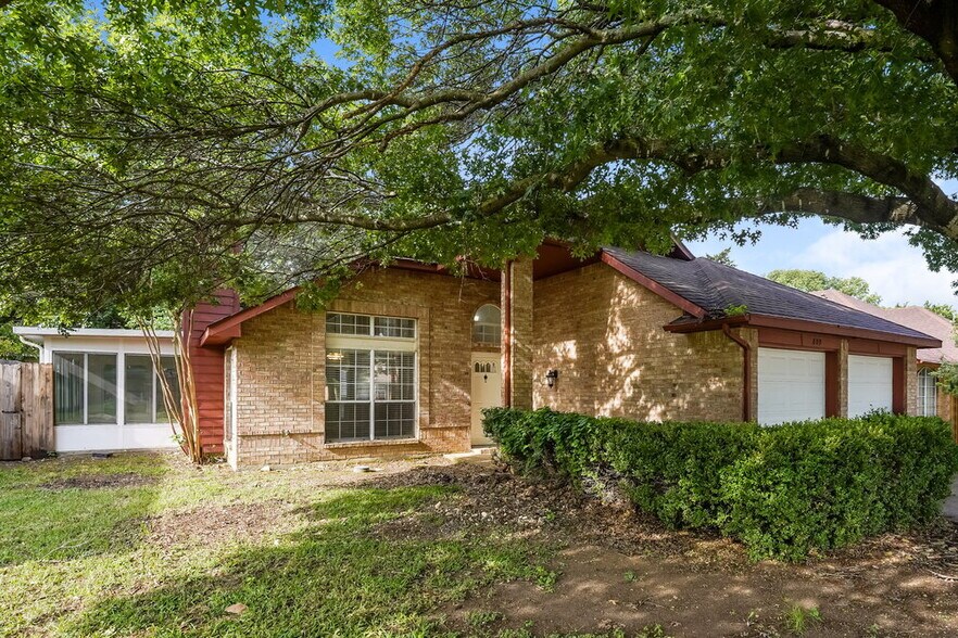 Building Photo - 809 Clover Hill Ln
