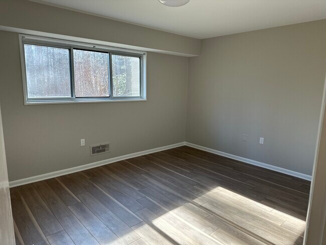 Building Photo - 10619 Weymouth St