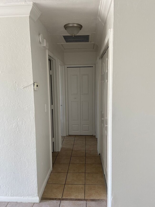 Building Photo - 2 Bedrooms 1 Bath Duplex