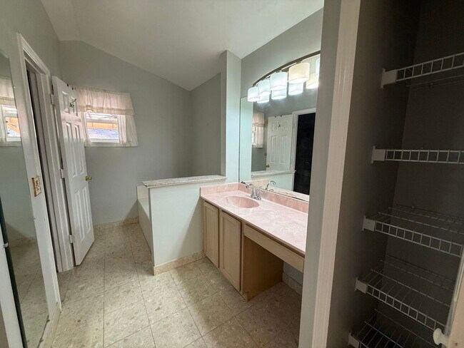 Building Photo - 125 SW Donna Terrace