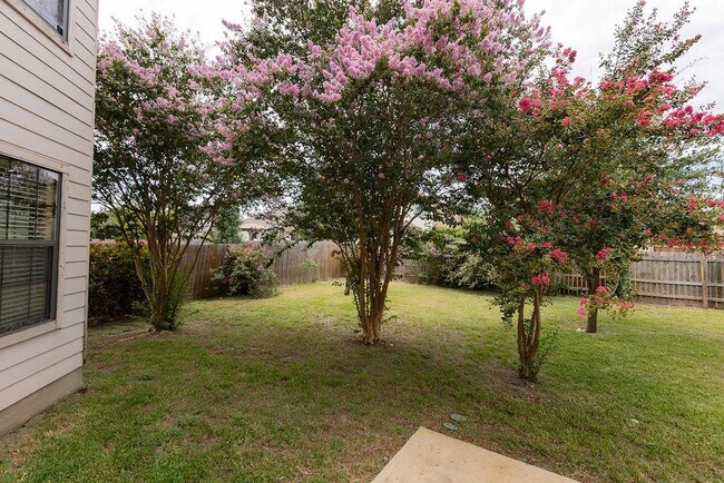 Building Photo - 211 Rim Rock Dr