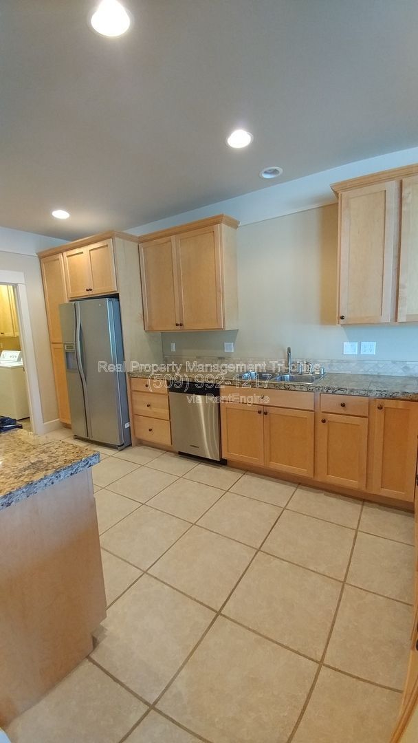 Building Photo - 459 Columbia Point Dr