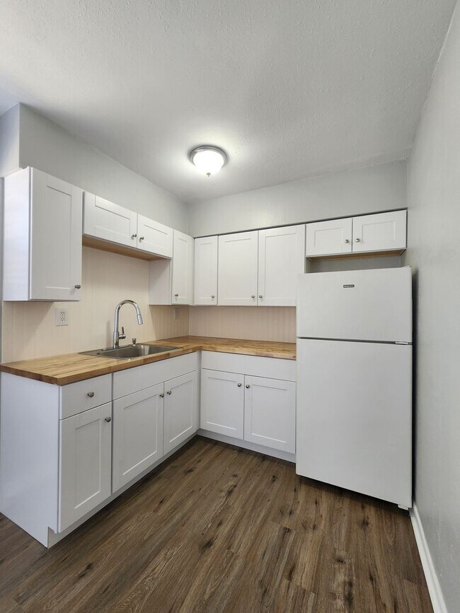 Building Photo - ** UNDER NEW MANAGEMENT **  1 Bedroom / 1 ...