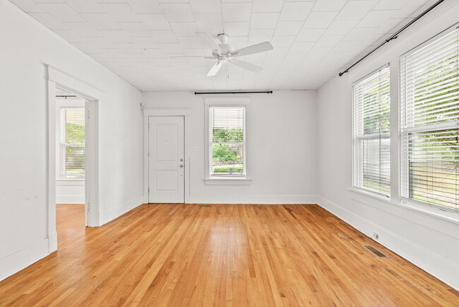 Building Photo - 4905 Lee Ave