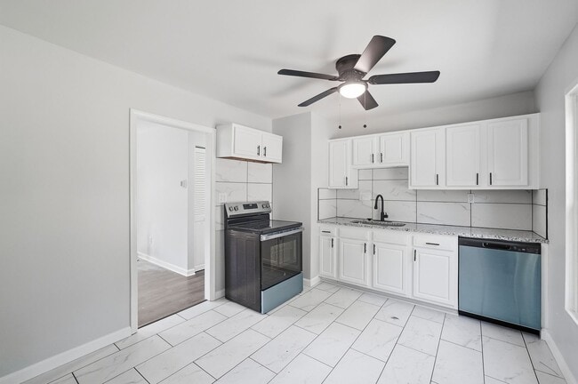 Building Photo - Newly Renovated Three Bed available to rent with move-in special!