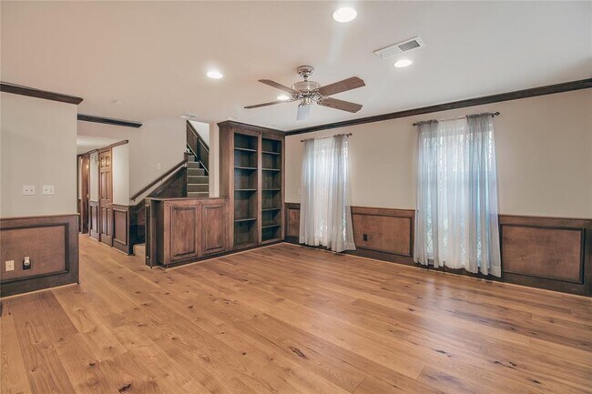 Building Photo - 452 N Post Oak Ln