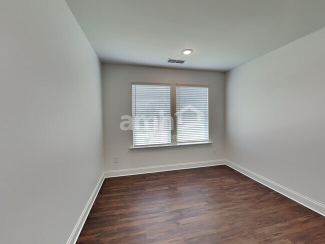 Building Photo - 194 Spruce Cir