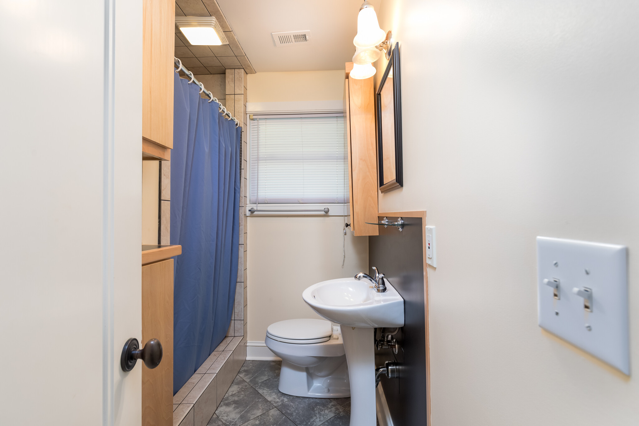 Full Bathroom - 424 Howle Ave