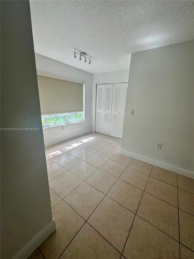 Building Photo - 595 Vista Isles Dr