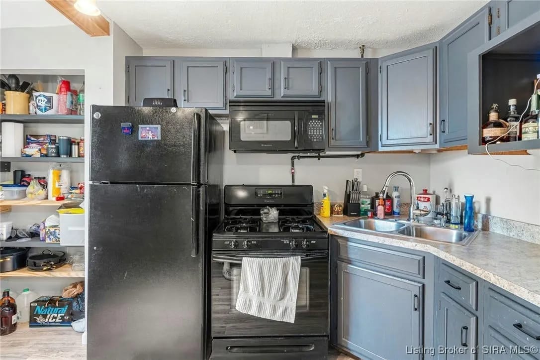 kitchen - 531 E Chestnut St