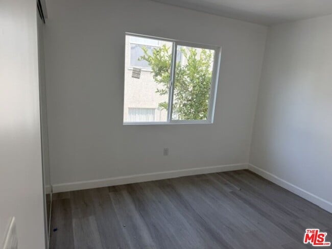 Building Photo - 1499 W 35th Pl