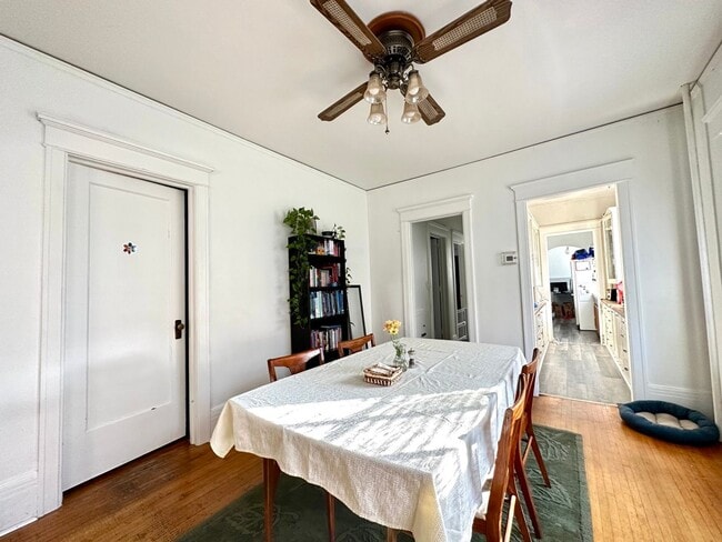 Building Photo - AVAILABLE JUNE - 3 Bed 1 Bath in Central Location