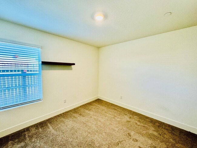 Building Photo - Beautiful 4 Bedroom 2 Bath Home with SOLAR...