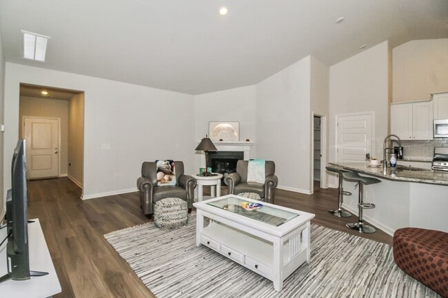 Building Photo - Lovely Furnished Home - $200 Off 1st Month Rent (Upon Approval)